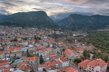 Udsigt over Litochoro med Olympus-bjerget i baggrunden - Gækenland