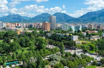 Udsigt over Tirana og Dajti-bjergene i baggrunden - Albanien
