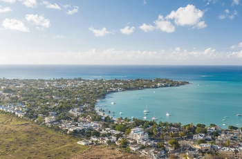 Udsigt over bade-og feriebyen Grand Baie i Mauritius