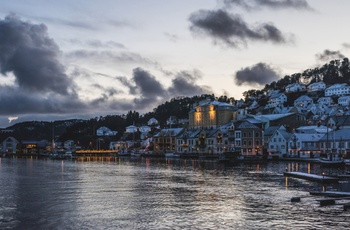 Udsigt over havnen i Farsund, Norge