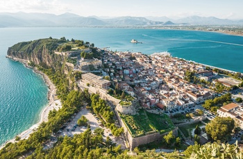 Udsigt til Palamidi-fæstningen og kystbyen Nafplio på Peloponnes - Grækenland