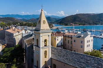 Udsigt til kirken og kystbyen i Saint-Florent på Korsika. Frankrig