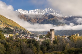 Udsigt til bjerglandsbyen Mestia i Kaukasusbjergene - Georgien