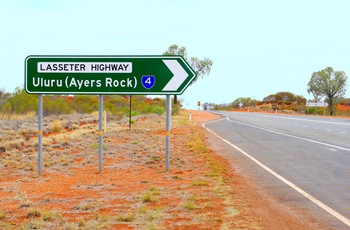 Lasseter Highway og vejskilt mod Uluru (Ayers Rock) - Australien