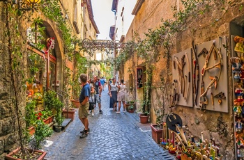 Brostensbelagt gade med butikker i Orvieto, Umbrien