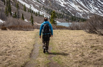 Ung mand på vandretur i Kluane National Park and Reserve i Yukon-territoriet - Canada