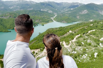 Ungt par ser ud over Bovilla-søen i Albanien