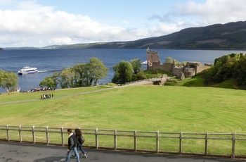 Det er også muligt at tage en bådtur fra Inverness til Urquhart Castle, Skotland