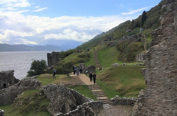 Udsigt over Urquhart Castle fra tårnet "Grant Tower", Skotland