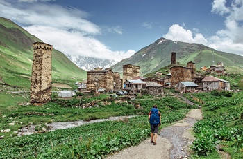 Hiker på vej mod bjerglandsbyen Ushguli, der er på UNESCOs Verdensarvsliste - Georgien