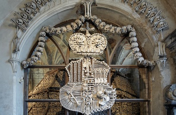 Våbenskjold af knogler i benkirken i Sedlec - Tjekkiet