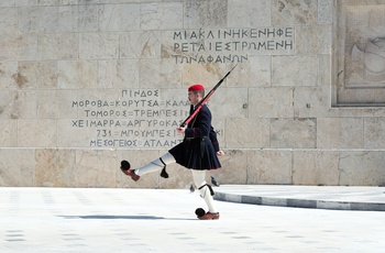 Vagtskifte ved den ukendte soldats grav krigsmindesmærke på Syntagma-pladsen i Athen - Grækenland