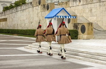 Vagtskifte ved den ukendte soldats grav krigsmindesmærke på Syntagma-pladsen i Athen - Grækenland