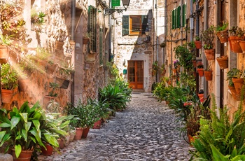 Valdemosa, Mallorca, Spanien - hyggeligt stræde med blomster