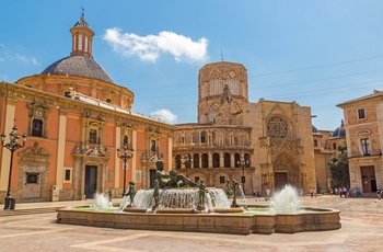 Plads foran Saint Marys Katedral i Valencia, Spanien