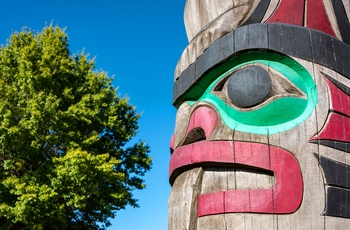 Farverig totempæl i byen Duncan på Vancouver Island