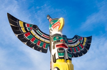 Farverig totempæl i byen Duncan på Vancouver Island