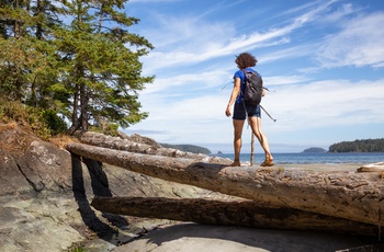 Vandring langs kysten tæt på Port Hardy - Vancouver Island i Canada