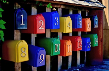 Farverige postkasser set på Granville Island, Vancouver i Canada