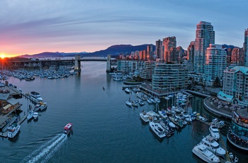 Solnedgang over Granville Island og downtown Vancouver, Canada