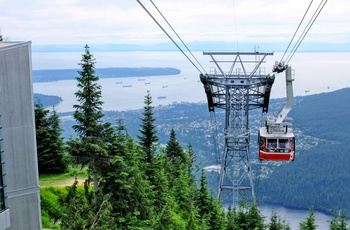 Kabinelift / svævebane til toppen af Grouse Mountain og Vancouver i baggrunden, Canada