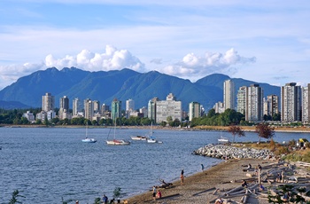 Kitsilano Beach, Vancouvers skyline og Grouse Mountain, Canada