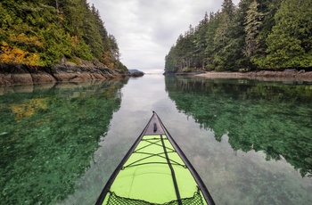 Udsigt fra kajak til kyst, Vancouver Island i Canada