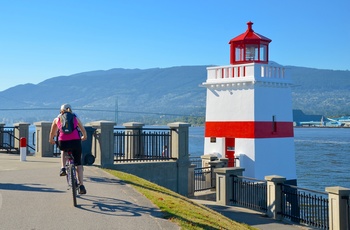 Cyklist og lille fyrtårn i Stanley Park, Vancouver i Canada