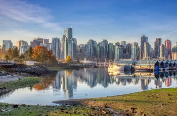 Udsigt til skyline og downtown Vancouver fra Stanley Park, Canada