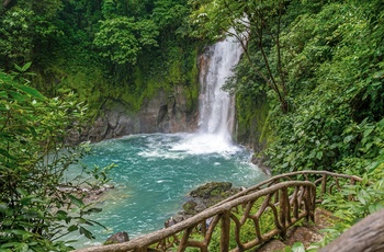 Vandfald ved floden Rio Celeste i Tenorio Volcano National Park - Costa Rica