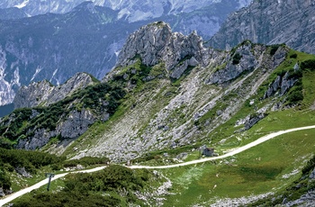 Foto: Vandresti på Zugspitze bjerget nær Garmisch-Partenkirchen i Sydtyskland - © FDM Travel / Shutterstock