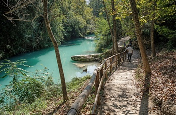 Vandretur lands Elsa-floden nær Colle Val d'Elsa i Toscana - Italien