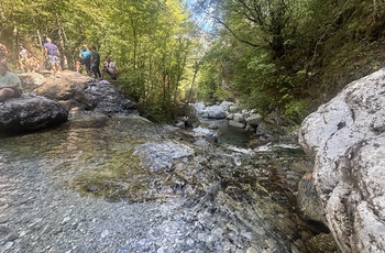 Vandring mod Enipeas-vandfaldet i Olympus National Park - Grækenland