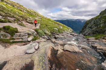 Hiker på vandring til Kjeragbolten og Lysefjorden - Norge