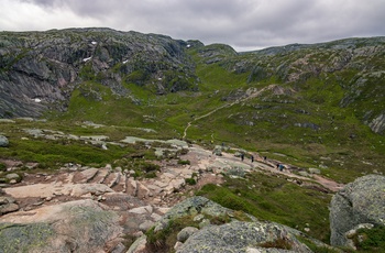 Hikere på vandretur til Kjeragbolten og Lysefjorden - Norge