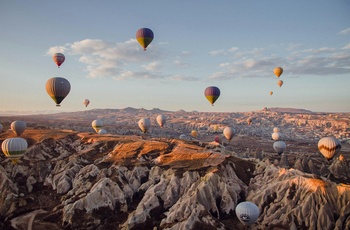 Varmluftballoner over Kappadokien i Tyrkiet - Foto: Niketh Vellanki, Unsplash