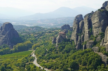 Vej forbi Meteora klosterne - Grækenland - Foto Shpetim Ujkani Unsplash.jpg