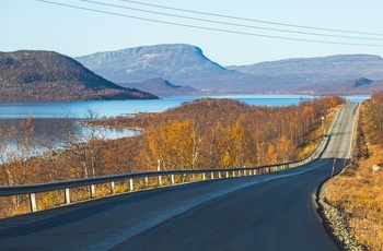 Vej mod Kilipisjärvi og Saana Mountain i Finland