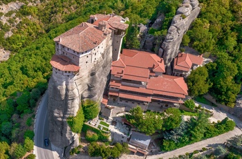 Dronebillede af vej og kloster i Meteora - Grækenland - Foto: Nestoras Argiris, Unsplash