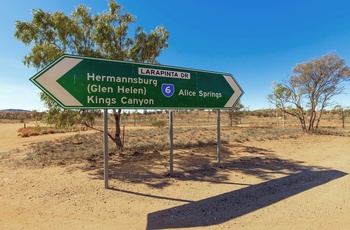 Vejskilt til Hermannsburg, Alice Springs og Kings Canyon i Northern Territory