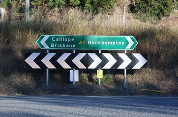 Vejskilt til Rockhampton og Brisbane - Australien