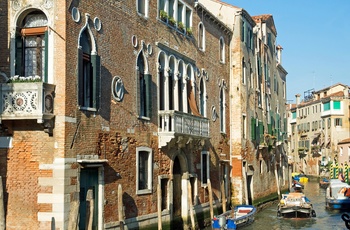 Stemningsfuld kanal i Arsenale i Venedig