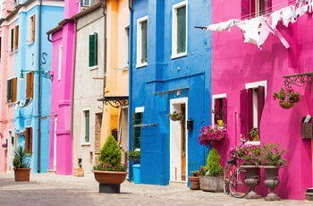 Farverig husfacader i Burano, Venedig