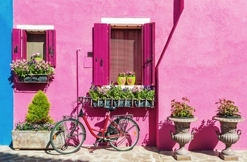 Farverig husfacade i Burano, Venedig