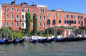 Gondoler på Grande Canal der venter på turister i Venedig