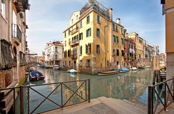 Kanaler gennem bydelen Cannaregio i Venedig