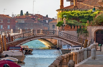 Bro over kanal på øen Giudecca ved Venedig
