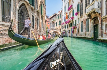 I gondol gennem Venedigs kanaler