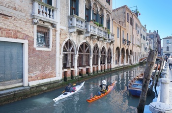 I kajak gennem Venedigs kanaler