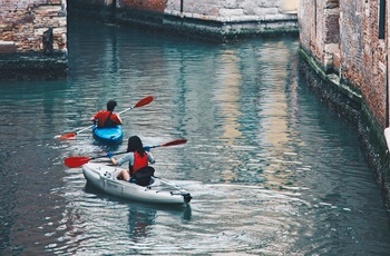 I kajak gennem Venedigs kanaler